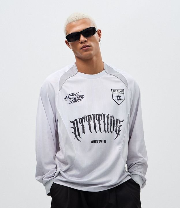 Remera Boxy Manga Larga con Estampa Lettering Attitude 4