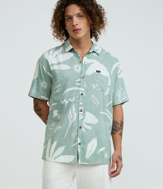 Camisa Relaxed en Tricolina con Estampa de Follajes y Bolsillo