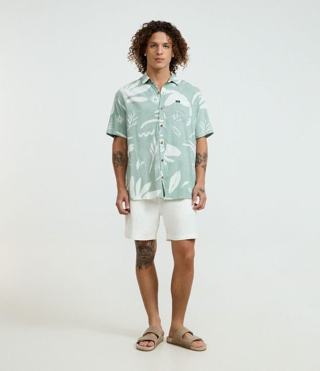 Camisa Relaxed en Tricolina con Estampa de Follajes y Bolsillo 2