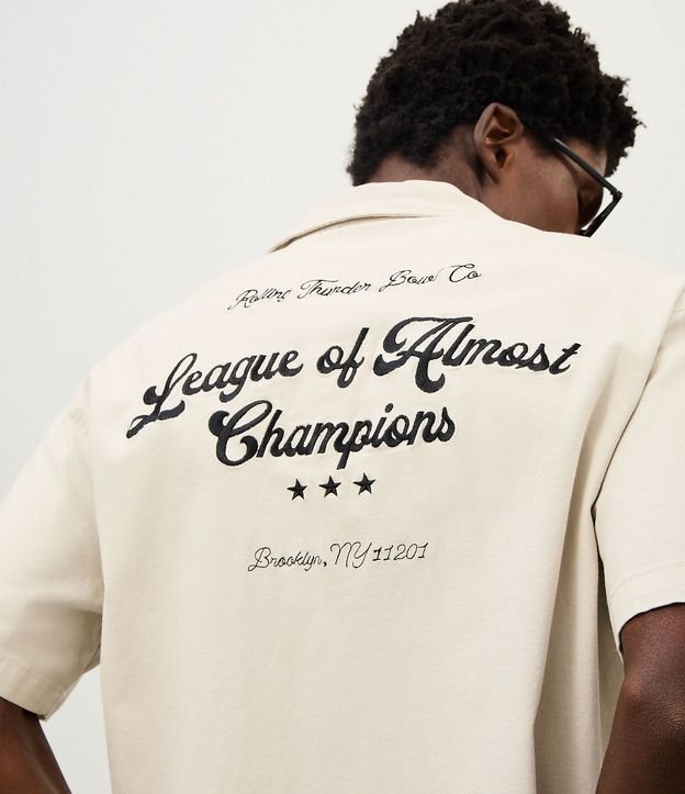Camisa Boxy en Algodón Texturizado y Estampa Lettering Bordado 1