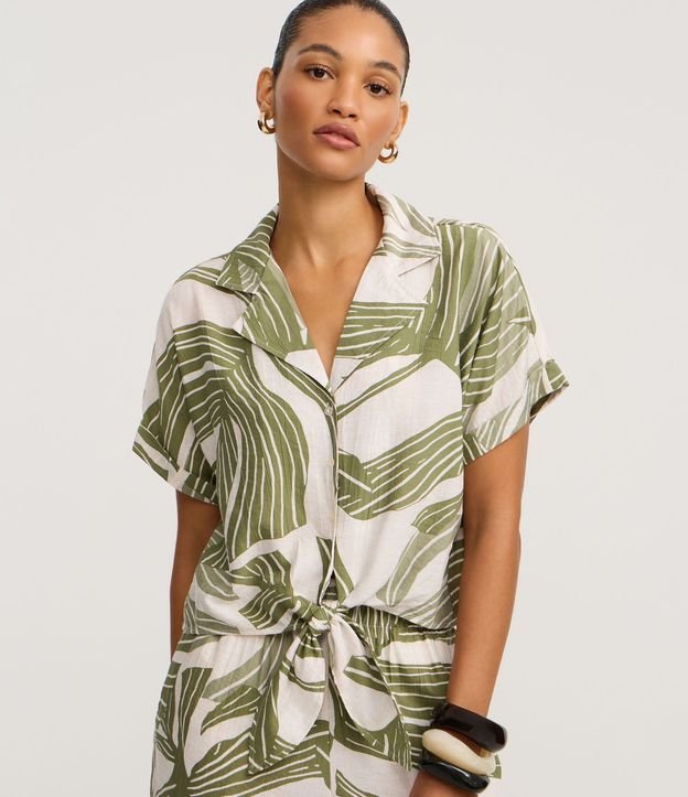 Camisa en Viscosa con Cuello Polo y Estampa Follaje