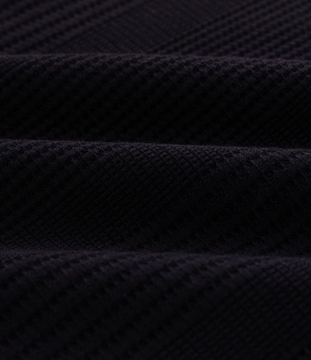 Polo Regular en Media Malla con Textura Rayada y Detalles Contrastantes 7