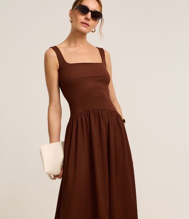Vestido Recto Midi Texturizado con Escote Cuadrado 2