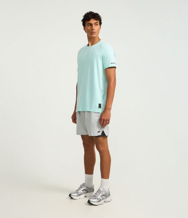 Remera Deportiva con Etiqueta en la Barra y Manga Corta 2
