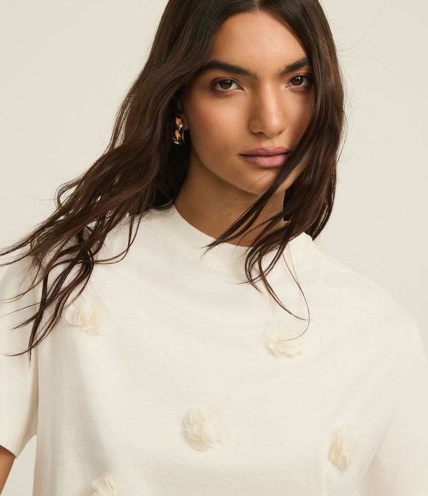 Blusa en Algodón con Flores de Organza Aplicadas 5