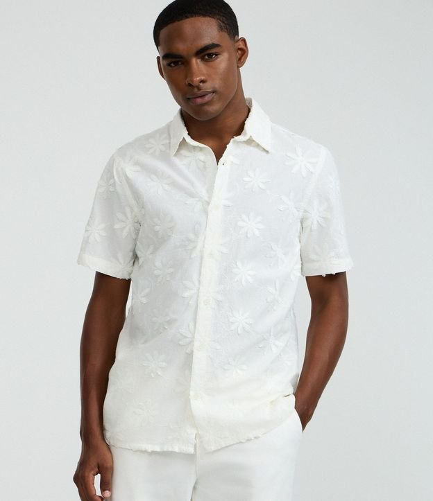 Camisa Comfort en Algodón con Estampa Bordada de Flores