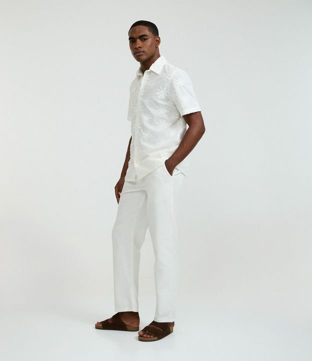 Camisa Comfort en Algodón con Estampa Bordada de Flores 2
