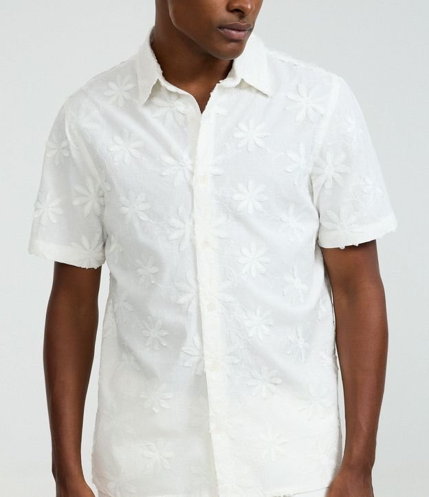 Camisa Comfort en Algodón con Estampa Bordada de Flores 3