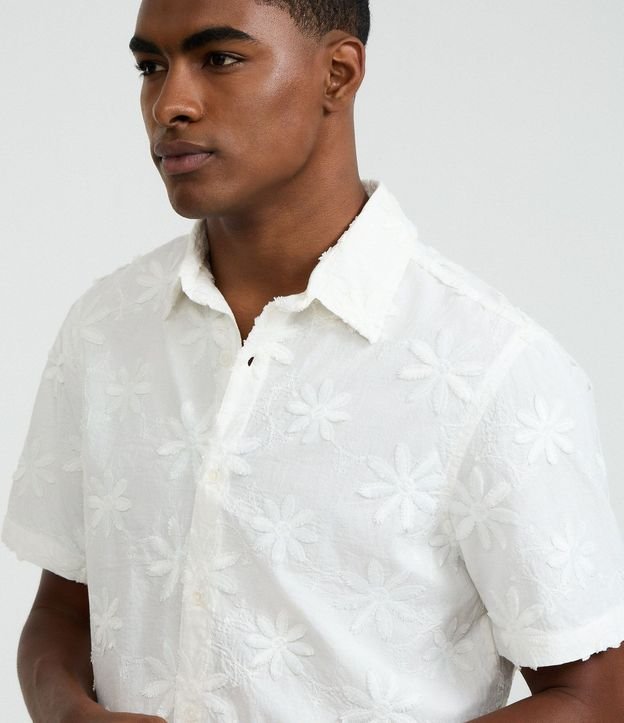 Camisa Comfort en Algodón con Estampa Bordada de Flores 5