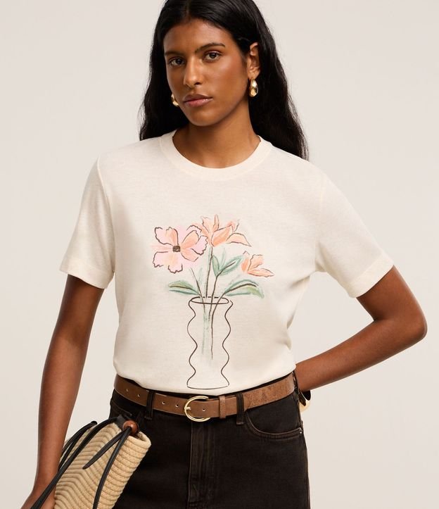 Remera Texturizada y con Estampa Vaso de Flor