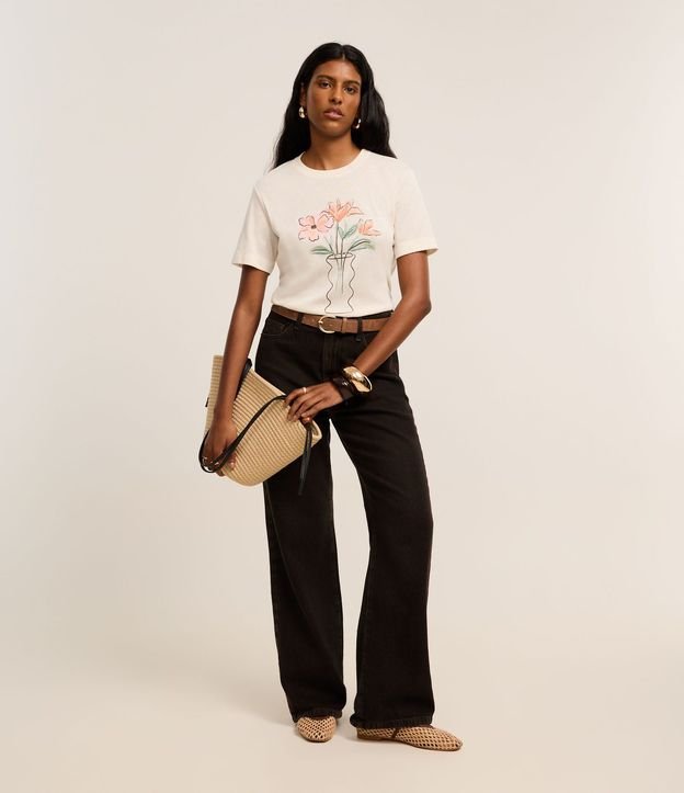 Remera Texturizada y con Estampa Vaso de Flor 2