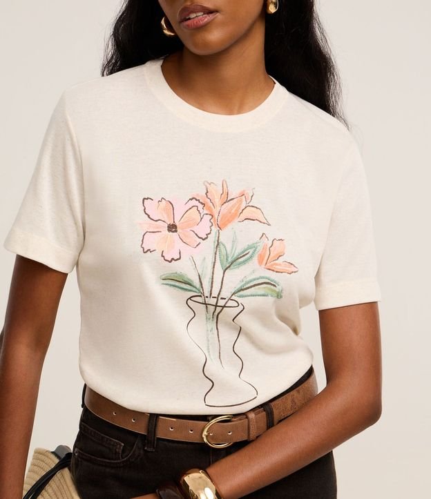 Remera Texturizada y con Estampa Vaso de Flor 4