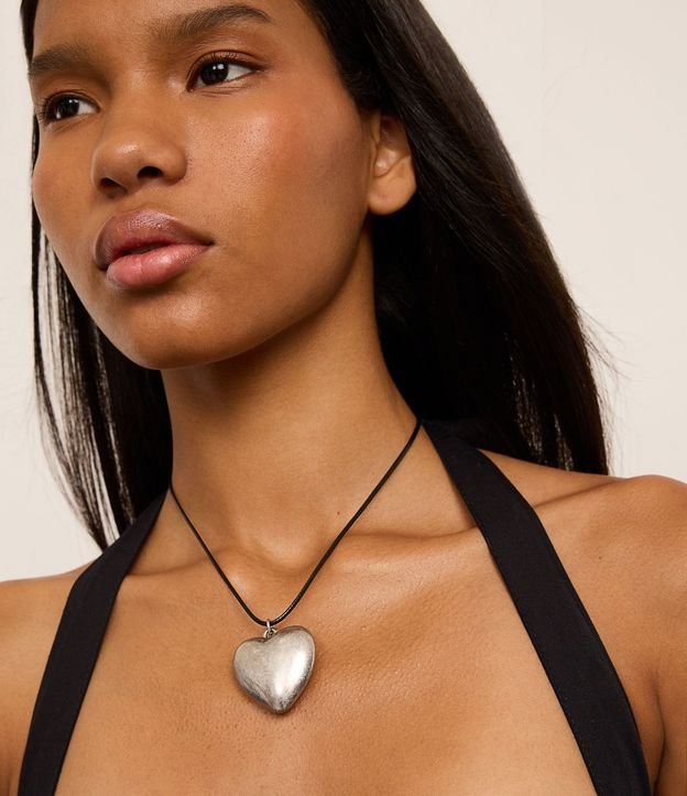 Collar Corto con Cordón Encerrado y Colgante de Corazón Escovado