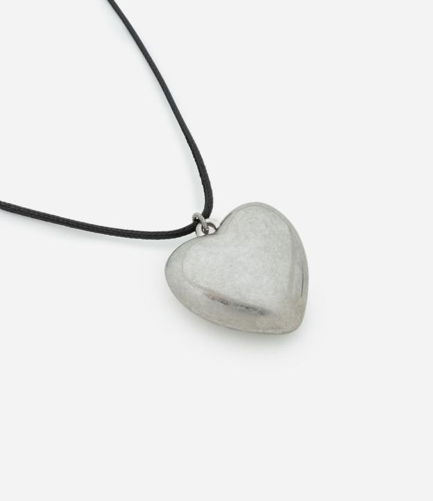 Collar Corto con Cordón Encerrado y Colgante de Corazón Escovado