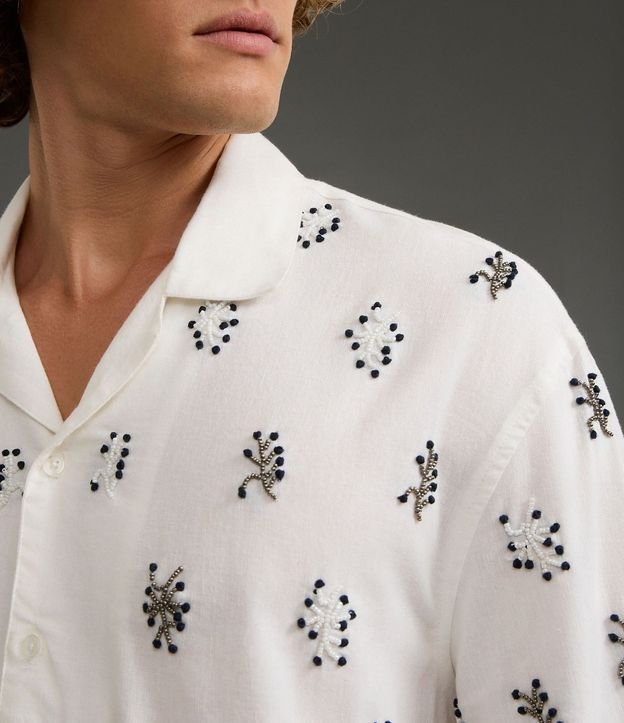 Camisa Boxy en Viscosa Texturizado con Bordado Geométrico 3