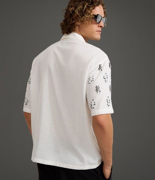 Camisa Boxy en Viscosa Texturizado con Bordado Geométrico 4
