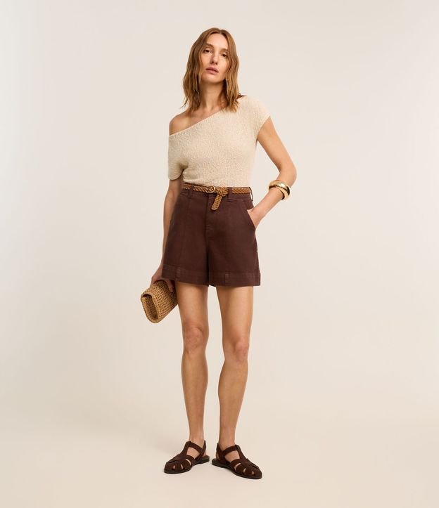 Short Regular en Sarga con Pespunte Contrastante y Bolsillo Cuchillo 1