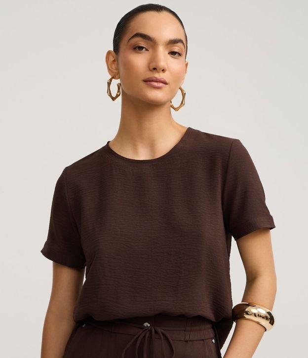 Blusa con Aberturas y Detalles de Pespuntes