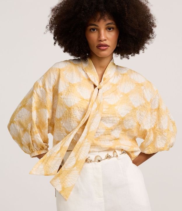 Blusa en Voile con Cuello Lazo y Estampa Caracolas