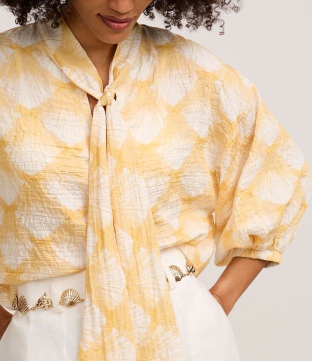 Blusa en Voile con Cuello Lazo y Estampa Caracolas 4
