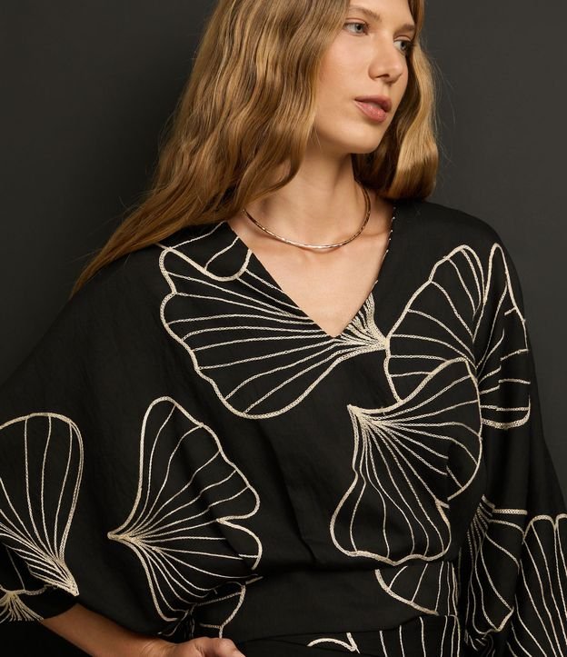Blusa en Viscosa Twill con Bordado Follaje y Manga 7/8 7