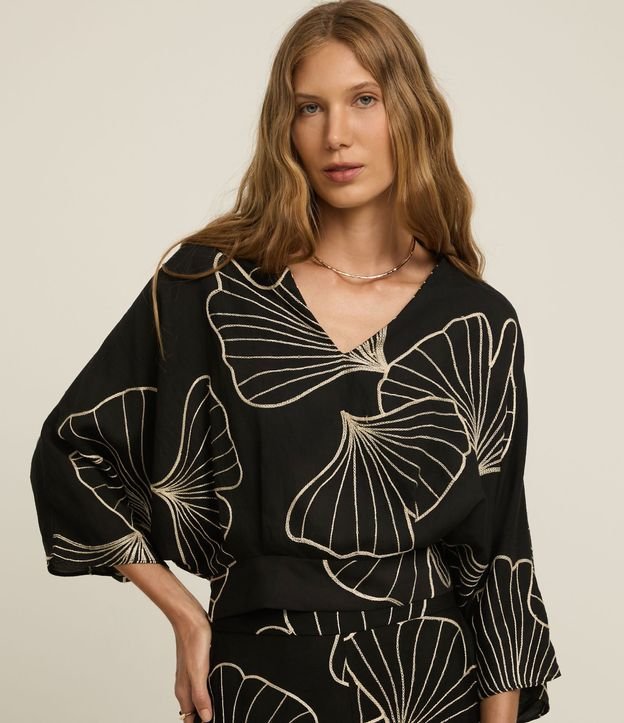 Blusa en Viscosa Twill con Bordado Follaje y Manga 7/8 1