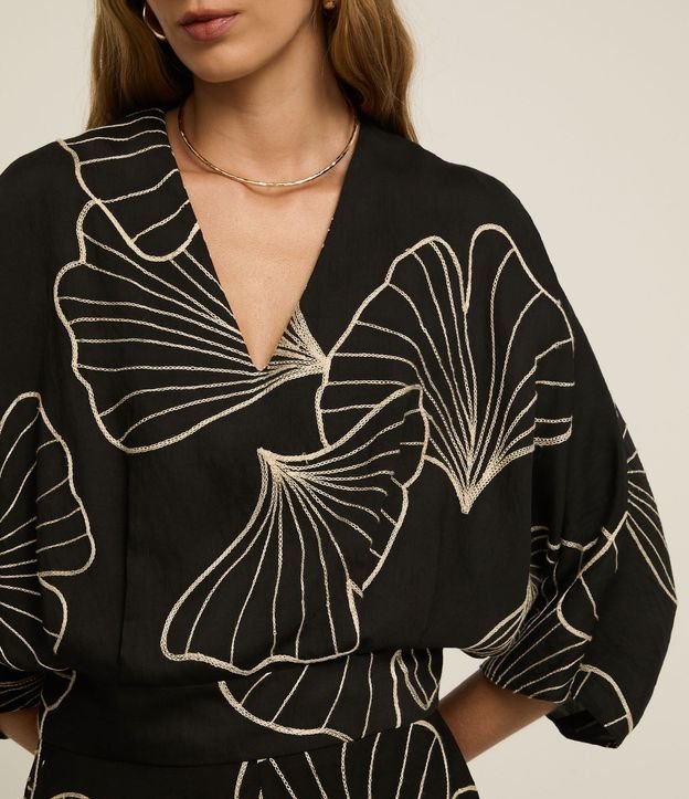 Blusa en Viscosa Twill con Bordado Follaje y Manga 7/8 3