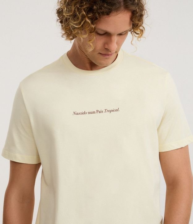 Remera Comfort en Algodón con Estampa Lettering Nascido Num País Tropical 4