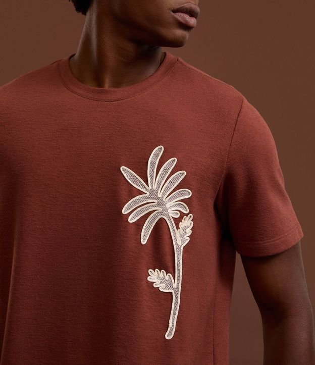 Remera Regular en Algodón con Estampa Bordada de Follaje 3