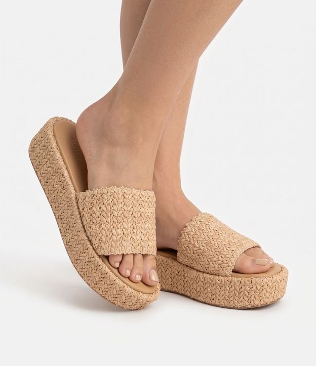 Sandalia Flatform con Superficie Trenzada