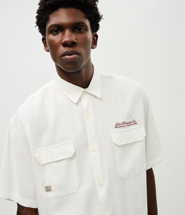 Camisa Oversized Texturizado con Lettering Bordado en el Pecho