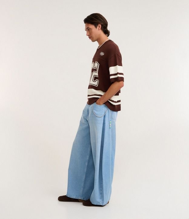 Remera Oversized Deportiva en Efecto Punto con Estampa y Bordado 4