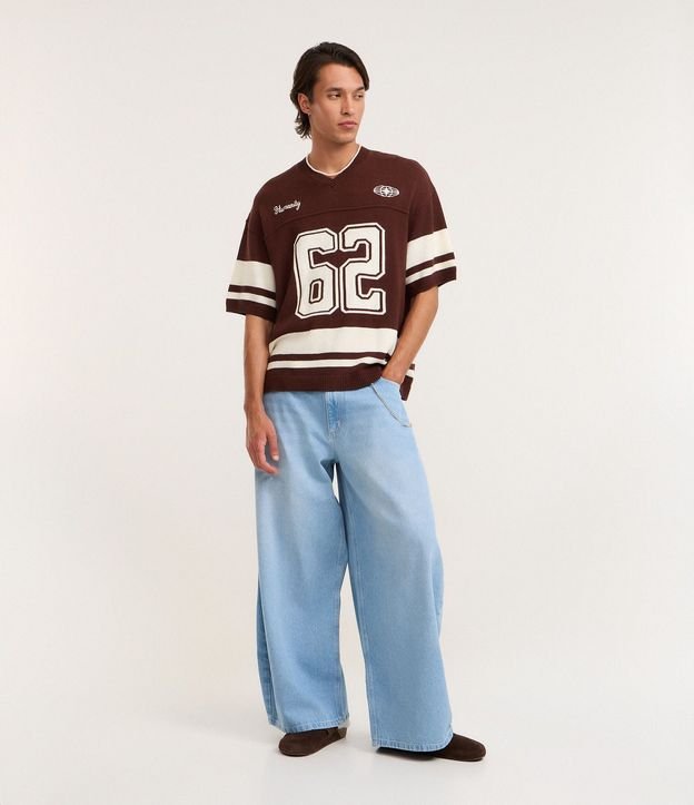 Remera Oversized Deportiva en Efecto Punto con Estampa y Bordado 6