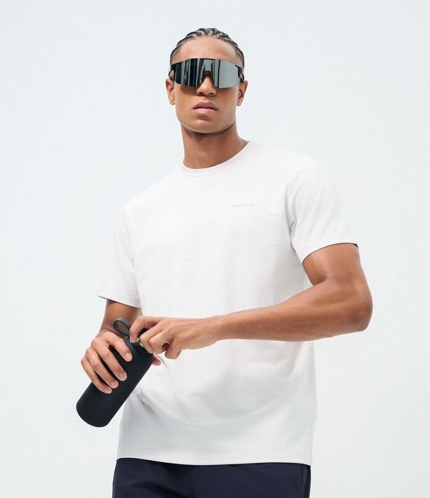 Remera Deportiva en Jaqquard con Tecnologia Dry y Estampa Abstracta