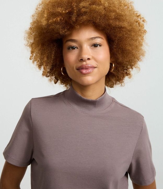 Blusa T-Shirt Cropped en Algodón con Cuello Alto 5
