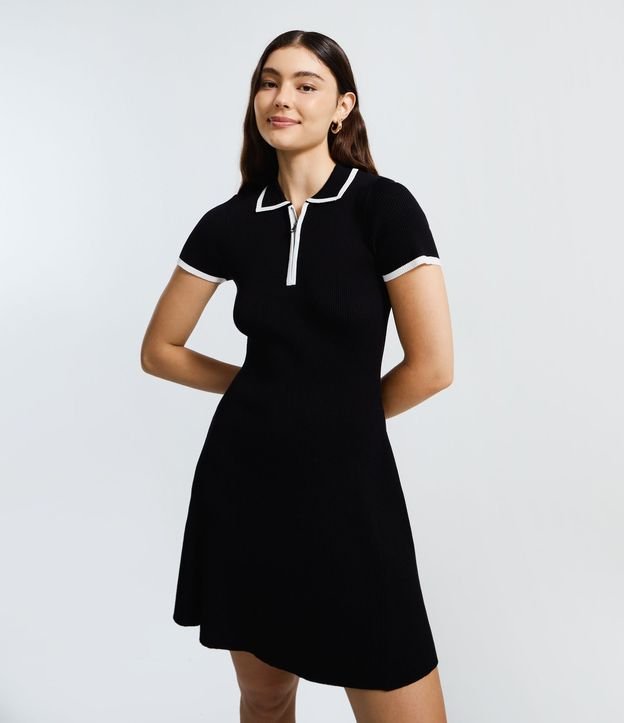 Vestido Corto en Punto con Cuello Polo y Biés Contrastantes