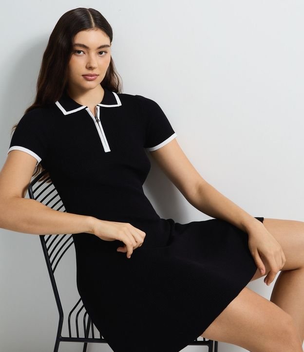 Vestido Corto en Punto con Cuello Polo y Biés Contrastantes 4
