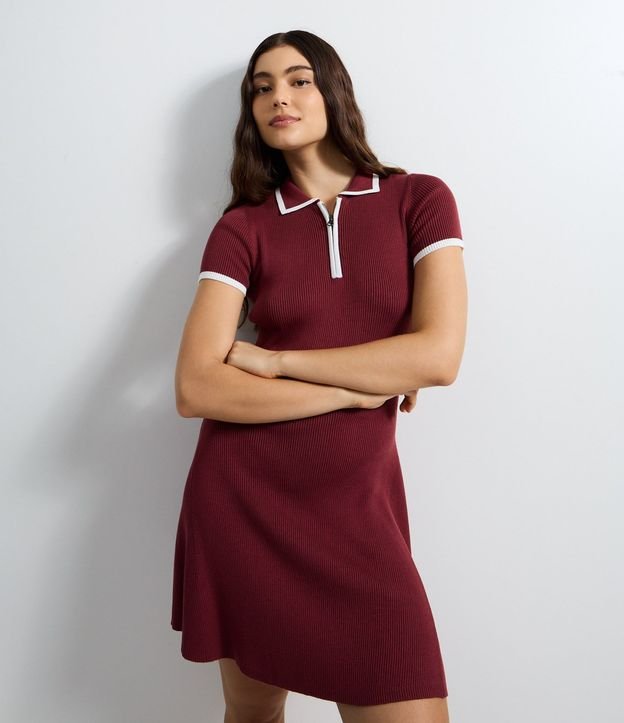 Vestido Corto en Punto con Cuello Polo y Biés Contrastantes