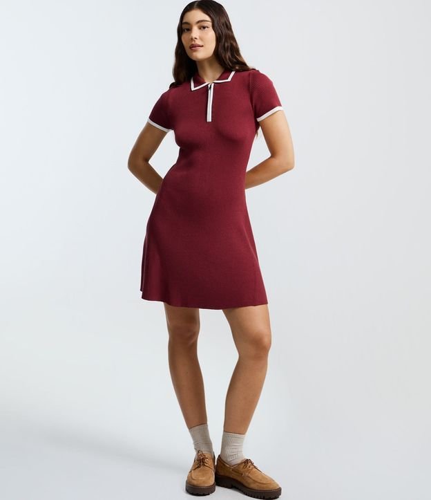 Vestido Corto en Punto con Cuello Polo y Biés Contrastantes 2