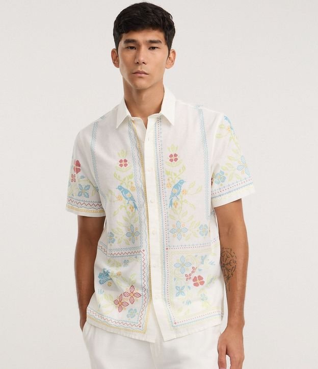 Camisa Comfort en Lino con Estampado Floral Bordada