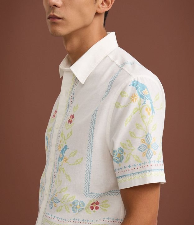 Camisa Comfort en Lino con Estampado Floral Bordada