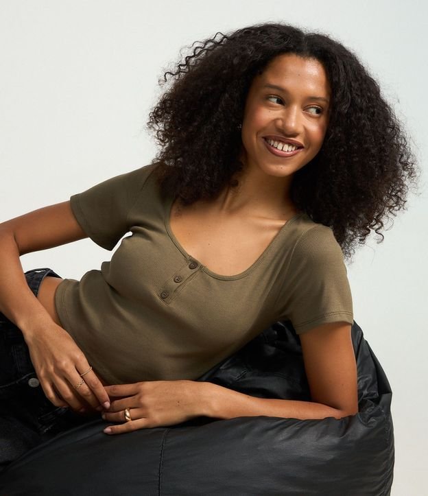 Blusa en Rib con Botones en el Escote 2