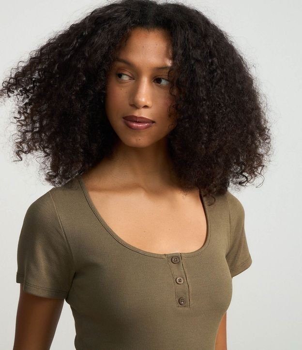 Blusa en Rib con Botones en el Escote 6