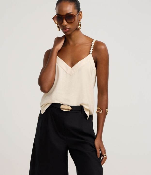 Blusa en Viscosa con Escote V y Lunares en el Bretel