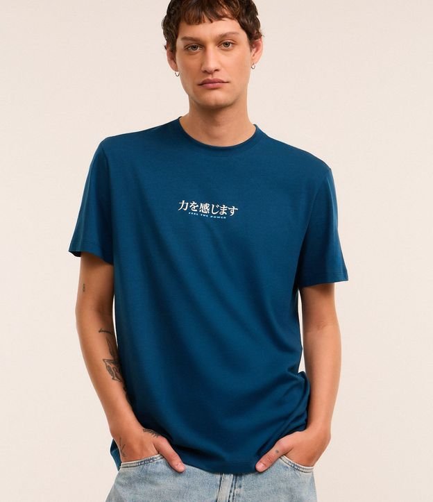 Remera Comfort en Algodón con Estampa de Carpa Oriental 2