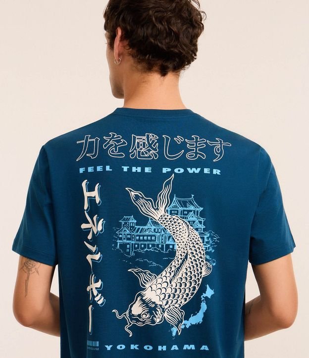 Remera Comfort en Algodón con Estampa de Carpa Oriental