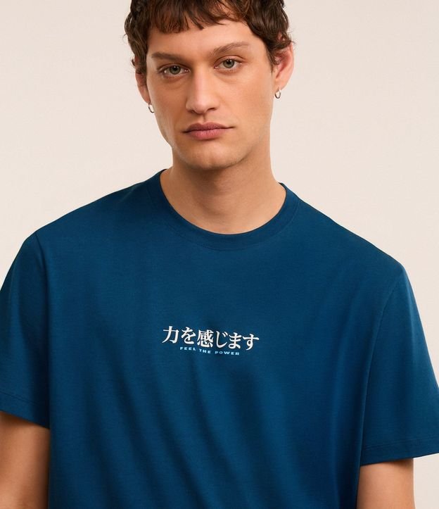 Remera Comfort en Algodón con Estampa de Carpa Oriental 4