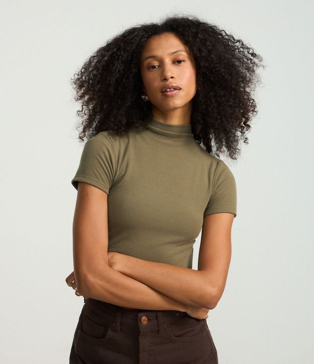 Blusa Básica Texturizada en Viscosa con Cuello Alto 3