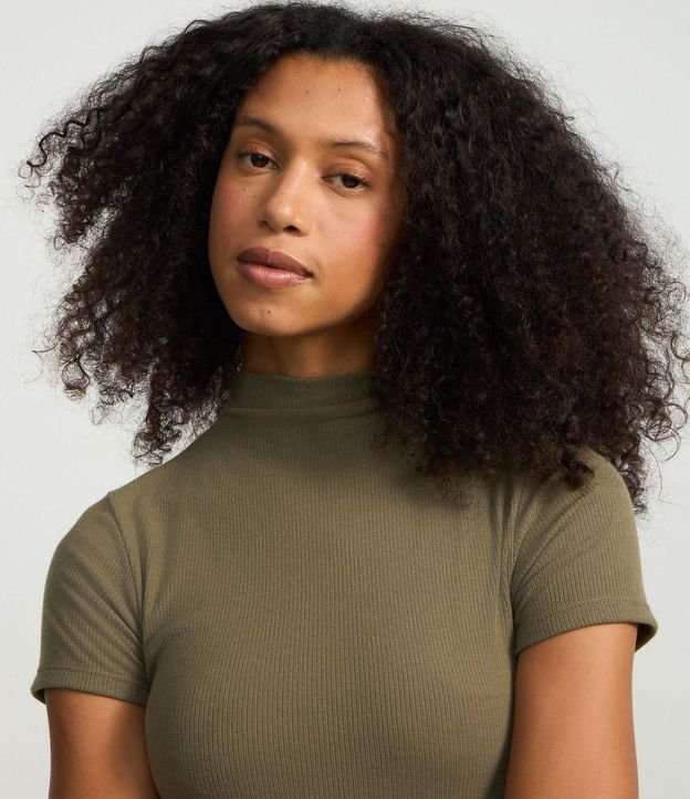 Blusa Básica Texturizada en Viscosa con Cuello Alto 5