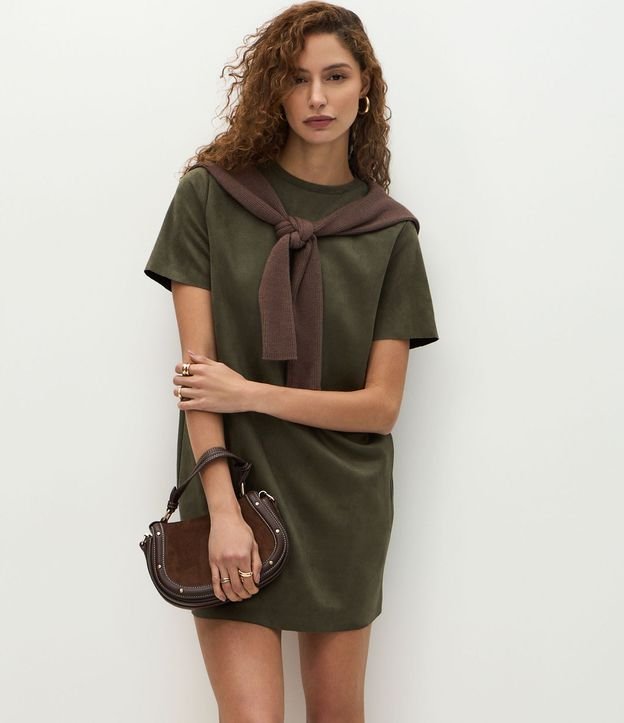 Vestido Corto Recto en Gamuza con Cuello Redondo